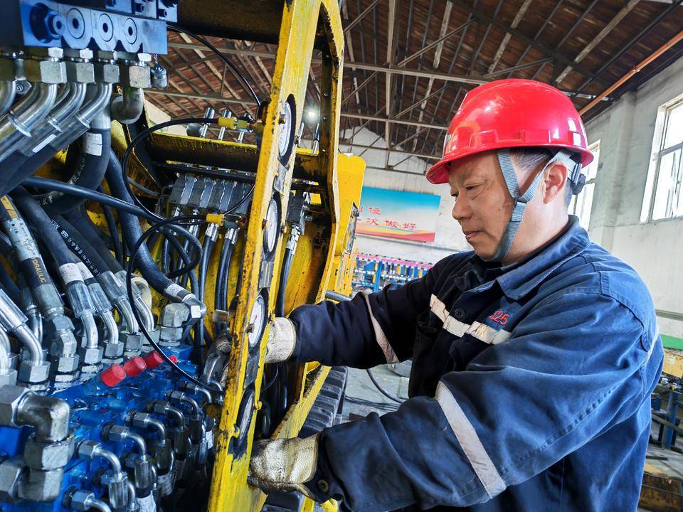 山東能源柴里煤礦：守護(hù)機(jī)電設(shè)備的“動(dòng)脈”，向精益維修要效益:機(jī)電維修